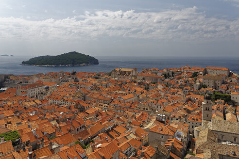 Kroatien, Dubrovnik, Blick von der Stadtmauer, Insel Lokrum und Altstadt - GFF000660