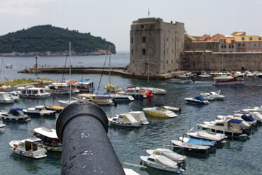 Kroatien, Dubrovnik, Altstadt, Hafen und Kanone - GFF000666