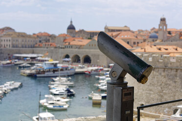 Kroatien, Dubrovnik, Altstadt, Fernrohr vor dem Hafen - GFF000667