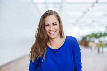 Portrait of laughing brunette woman - DIGF000595