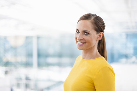 Porträt einer lächelnden brünetten Frau, lizenzfreies Stockfoto