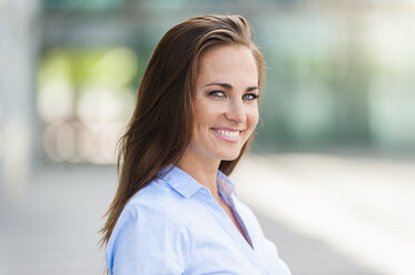 Portrait of smiling brunette woman - DIGF000620