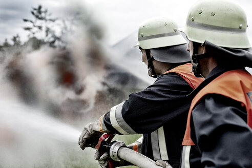 Feuerwehr beim Löschen eines Brandes - MAEF011872