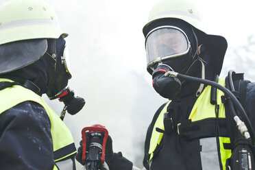 Zwei Feuerwehrleute mit Sauerstoffmasken - MAEF011873