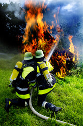 Feuerwehr beim Löschen eines Brandes - MAEF011877