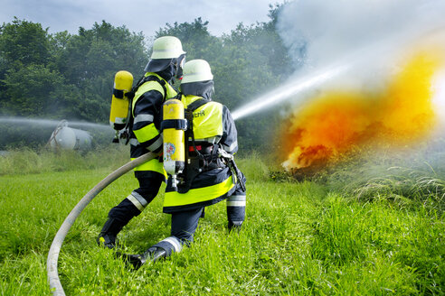 Feuerwehr beim Löschen eines Brandes - MAEF011878