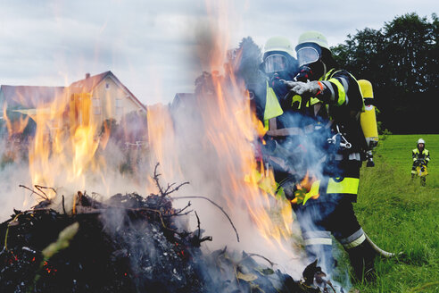 Feuerwehr steht am Feuer - MAEF011880