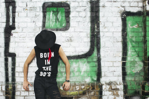 Young man covering his face with a hat wearing t-shirt with saying 'Born in the 90s' - JUBF000164