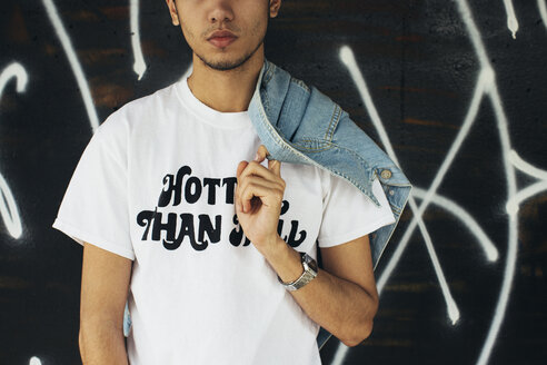 Young man wearing t-shirt with saying 'Hotter Than Hell' - JUBF000167