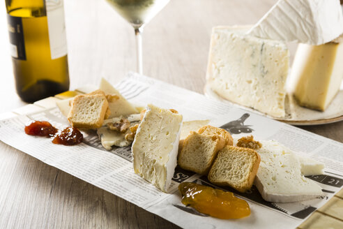 Verschiedene Käsesorten, serviert mit Weißwein - JRFF000757