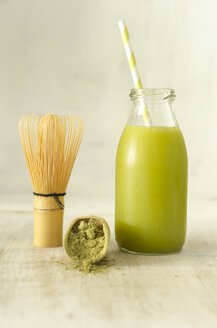 Glasflasche mit Matcha-Smoothie, Matcha-Pulver und Teebesen - ODF001409