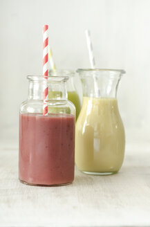 Glasflaschen mit verschiedenen Fruchtsmoothies - ODF001410