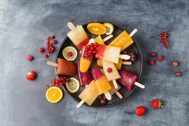 Fruits and different homemade ice lollies made of fruit juice and pulp - MYF001688