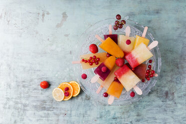 Fruits and different homemade ice lollies made of fruit juice and pulp - MYF001690