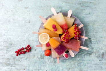 Früchte und verschiedene hausgemachte Eislutscher aus Fruchtsaft und Fruchtfleisch - MYF001691