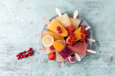 Fruits and different homemade ice lollies made of fruit juice and pulp - MYF001691