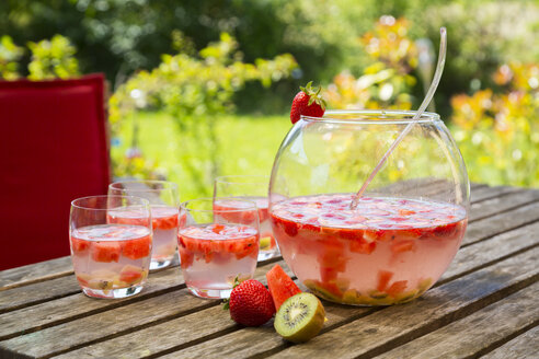 Wassermelone-Erdbeer-Kiwi-Bowle im Garten - SARF002817