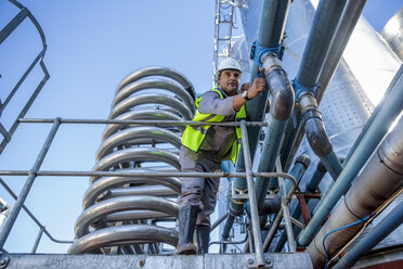 Arbeiterkontrolle von Edelstahltanks für die Lebensmittelindustrie - ZEF009061