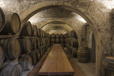 Weinfässer im Weinkeller, lizenzfreies Stockfoto