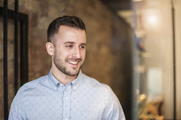 Smiling young man in a shop - DIGF000677