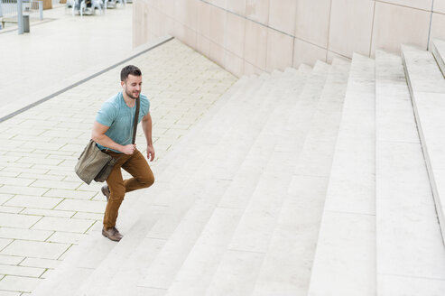 Junger Mann geht die Treppe hinauf - DIGF000696