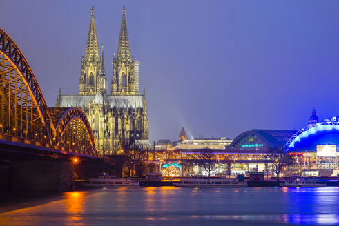 Deutschland, Köln, Blick auf den beleuchteten Kölner Dom mit der Hohenzollernbrücke im Vordergund - WGF000889