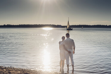 Couple standing at Lake Cospuden in the evening - MJF001972