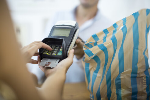 Bezahlen mit Kreditkarte in einem Geschäft - ZEF009103