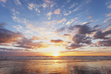 Neuseeland, Nordinsel, Sonnenaufgang an der Ostküste, Bay of Plenty, Waihi Beach bei Sonnenaufgang, Südpazifik - GWF004817