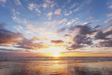 New Zealand, North Island, East Coast sunrise, Bay of Plenty, Waihi Beach at sunrise, South Pacific - GWF004817