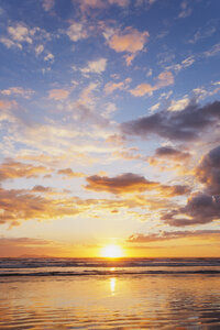 Neuseeland, Nordinsel, Sonnenaufgang an der Ostküste, Bay of Plenty, Waihi Beach bei Sonnenaufgang, Südpazifik - GWF004818