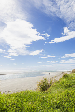 Neuseeland, Nordinsel, Ostkap-Region, Mahia-Halbinsel, Person geht am Strand entlang, Küstenlinie, Südpazifik, lizenzfreies Stockfoto