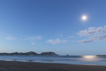 Neuseeland, Nordinsel, East Cape Region, Tolaga Bay, Vollmond, Mondlicht spiegelt sich im Meer, Südpazifik - GWF004831