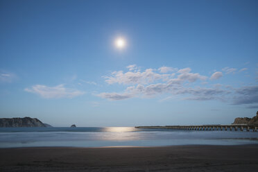 Neuseeland, Nordinsel, Ostkap-Region, Tolaga Bay, Vollmond, Mondlicht spiegelt sich im Meer, Südpazifik, historische Tologa Bay Wharf - GWF004832