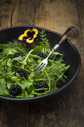 Schüssel mit Wildkräutersalat mit essbaren Blüten und Brombeeren - LVF005124