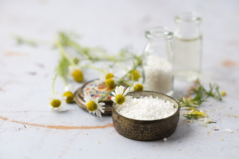 Chamomile flowers and globules - MYF001699