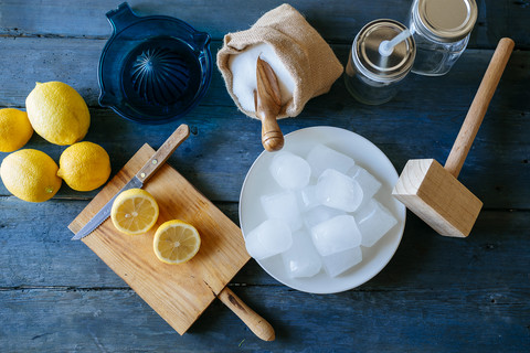 Zutaten zur Herstellung von Limonade auf blauem Holz, lizenzfreies Stockfoto