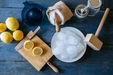 Zutaten zur Herstellung von Limonade auf blauem Holz - KIJF000581