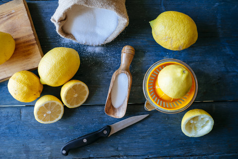 Zutaten zur Herstellung von Limonade auf blauem Holz, lizenzfreies Stockfoto