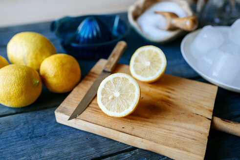 Zutaten für die Zubereitung von Limonade, geschnittene Zitrone auf dem Schneidebrett - KIJF000583