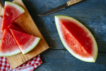 Plate of watermelon, cut on blue wood - KIJF000589