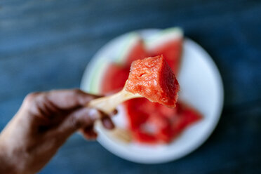 Nahaufnahme eines Stücks Wassermelone auf einer Gabel - KIJF000592