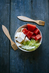 Wassermelonensalat, Kopfsalat und Käse in einer Schüssel serviert - KIJF000593