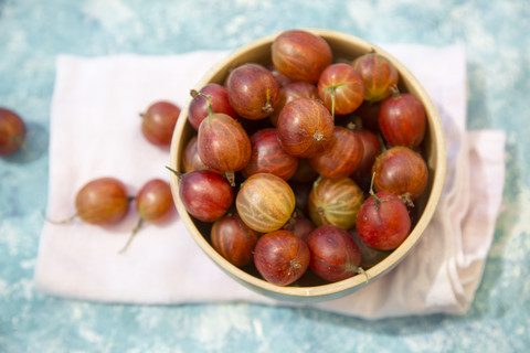 Schale mit roten Stachelbeeren, lizenzfreies Stockfoto