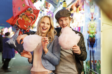 Junges Paar auf dem Jahrmarkt isst Zuckerwatte - PES000227