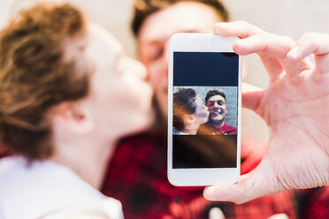 Selfie eines jungen Paares im Liegen - UUF008117