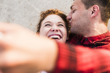 Happy young couple outdoors - UUF008120