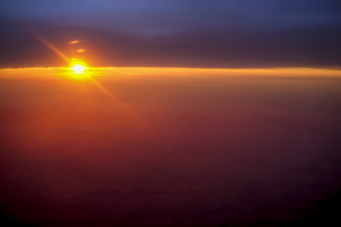 Sonnenuntergang und bewölkter Himmel, Raum kopieren, lizenzfreies Stockfoto