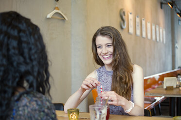 Zwei Freunde treffen sich im Café und unterhalten sich - ONF000928