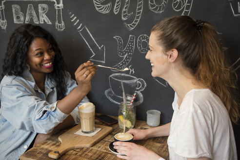 Zwei Freunde treffen sich in einem Café und trinken gemeinsam Kaffee - ONF000944